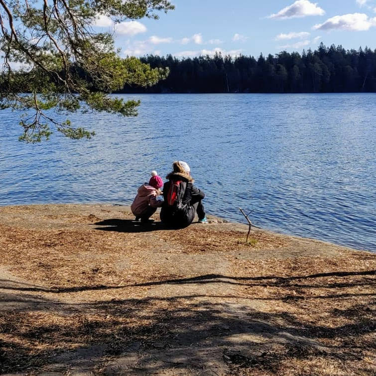 Havaintoja arvoista korona- aikana. primeradama.fi perheen kanssa retkellä Meikon ulkoilualueella.