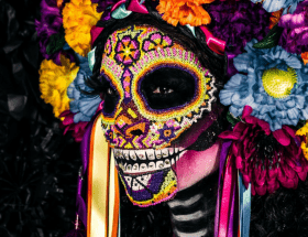 Halloween, pyhäinpäivä, Kekri, Samhain, Dia de Muertos. Rakkaalla lapsella on monta nimeä.